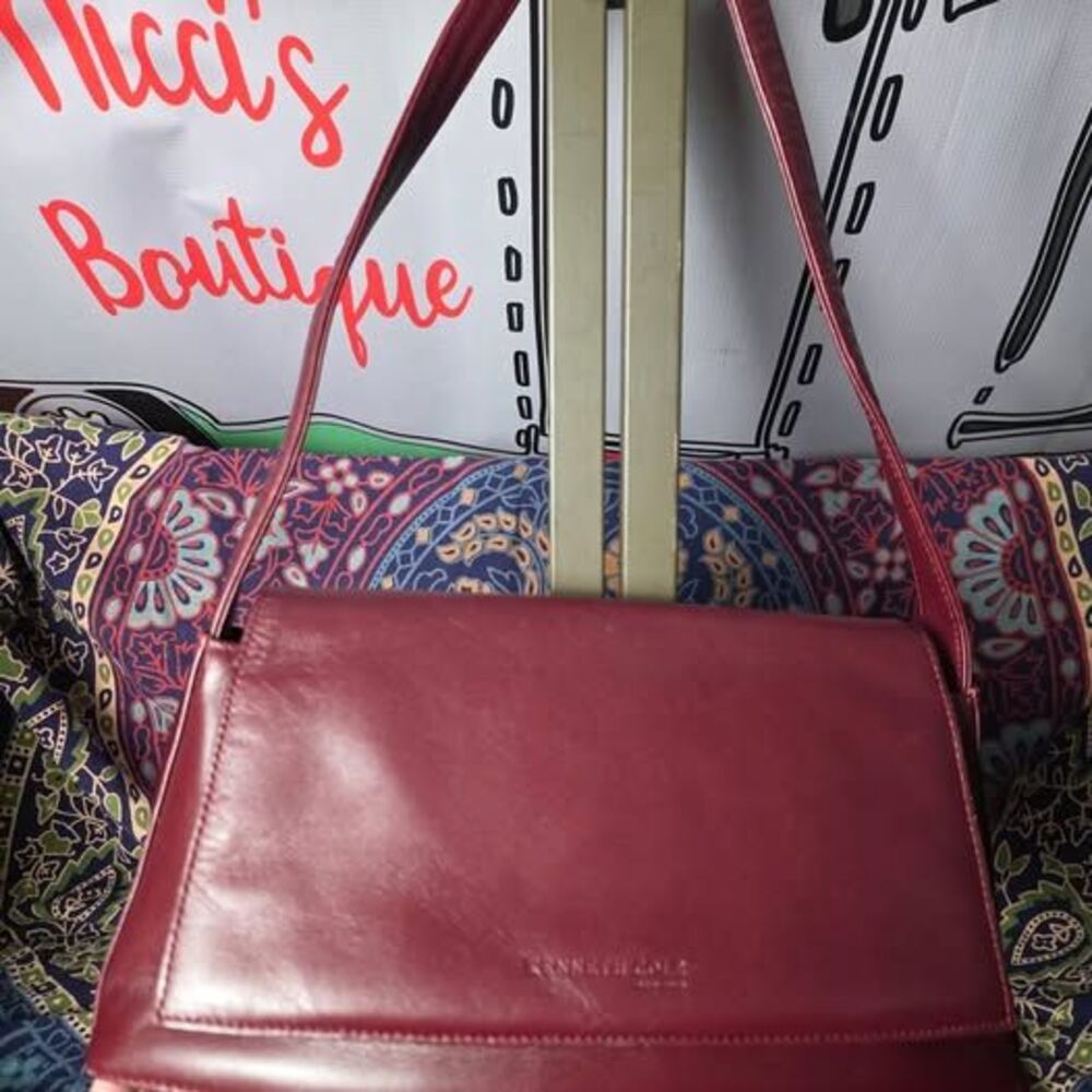 Kenneth Cole Vintage Genuine Leather Shoulderbag in Oxblood